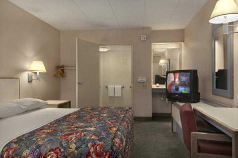 Red Roof Inn Елкхарт Стая снимка
